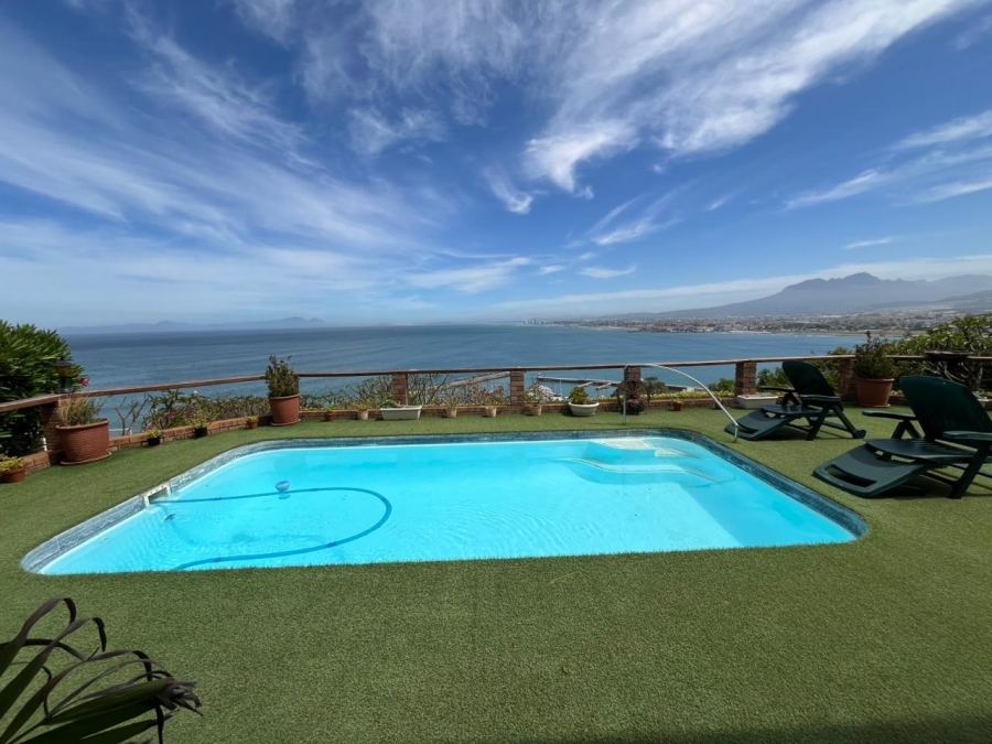  Bedroom Property for Sale in Mountainside Western Cape